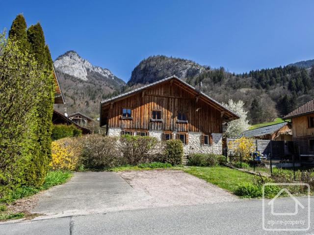 Charmante ferme avec appartement indépendant, garage, atelier et jardin intérieur