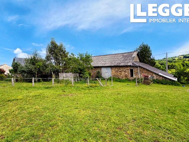 Charmante ferme avec dépendances, gîte et terrain de 2,21 ha près de Châteauneuf La Forêt