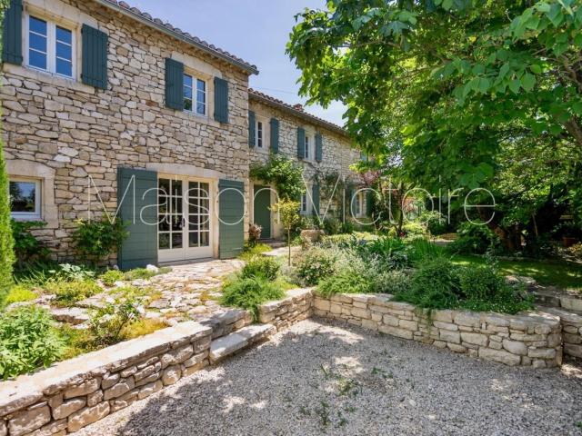 Charmante ferme en pierre avec jardin clos et piscine. 180m² Murs