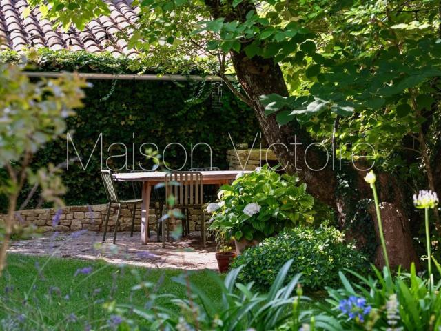 Charmante ferme en pierre avec jardin clos et piscine. 180m² Murs