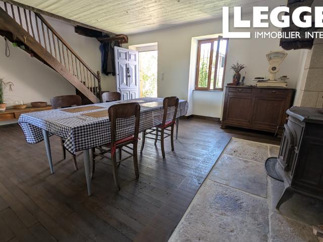 Charmante ferme rénovée: maison 1 2 chambres, grange, hangar, beau terrain plat avec puits, sans voisin proche