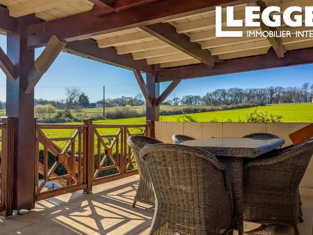 Charmante ferme traditionnelle et gîte indépendant avec terrasses et piscine dans un cadre rural paisible