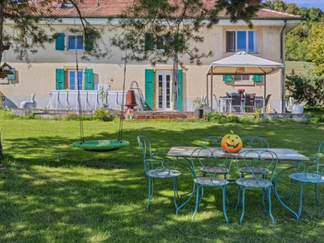 Charmante freistehende Villa mit atemberaubendem Blick auf das Schloss Champvent