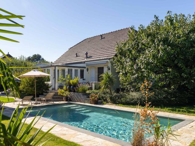 Charmante freistehende Villa mit Swimmingpool und wunderschönen Volumina