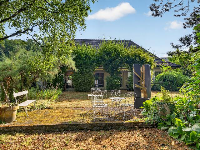 Charmante freistehende Villa zum Renovieren mit Garten