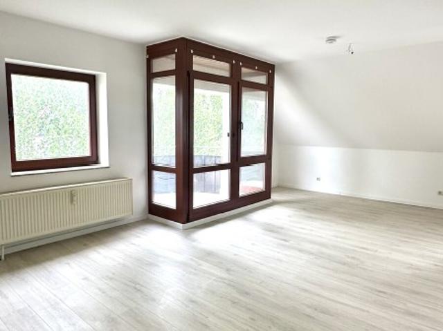 Charmante frisch renovierte 1 Raum Dachgeschosswohnung mit Balkon und Weitblick in Niederlungwitz