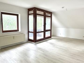 Charmante frisch renovierte 1 Raum Dachgeschosswohnung mit Balkon und Weitblick in Niederlungwitz