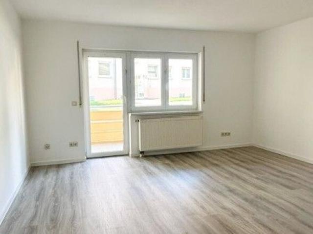 Charmante, frisch renovierte, 2 Zimmer Wohnung mit Balkon in gepflegter Wohnanlage