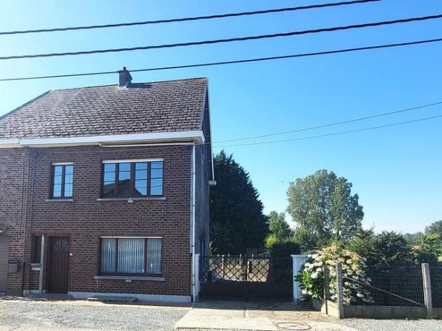 Charmante halfopen bebouwing met 2 slaapkamers op rustige.