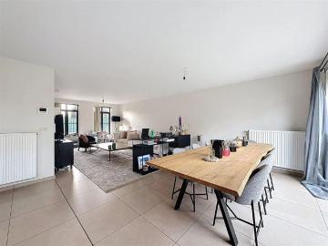 Charmante halfopen bebouwing inclusief garage