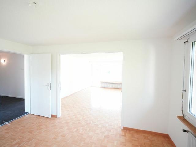 Charmante, helle und renovierte 3.5 Zimmer Wohnung im 3. OG mit sonnigem Balkon
