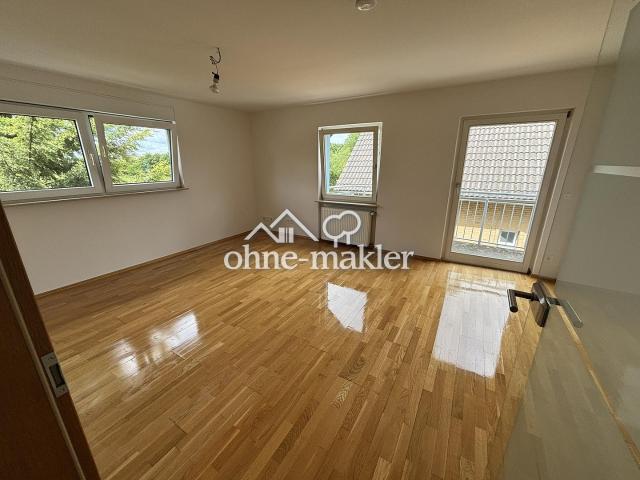 Charmante OG Wohnung mit Balkon, hochwertiger Einbauküche und Parkplätzen