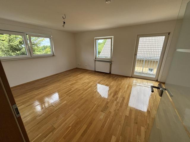 Charmante OG Wohnung mit Balkon, hochwertiger Einbauküche und Parkplätzen