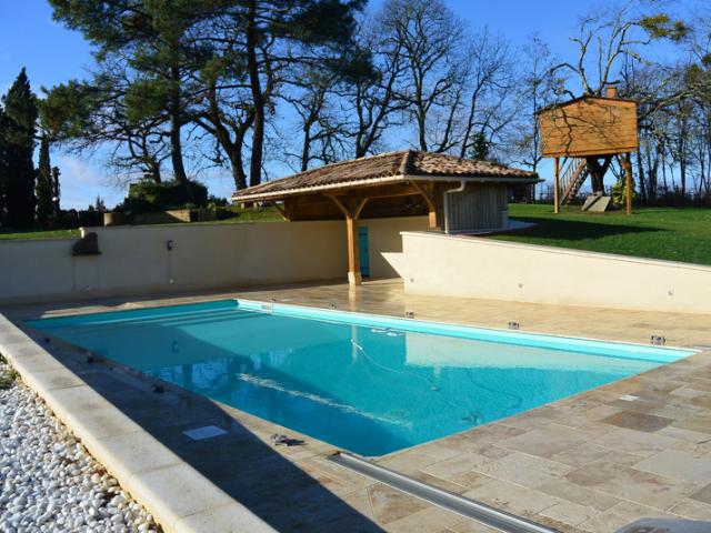 Charmante longère avec piscine, diverses dépendances et parc