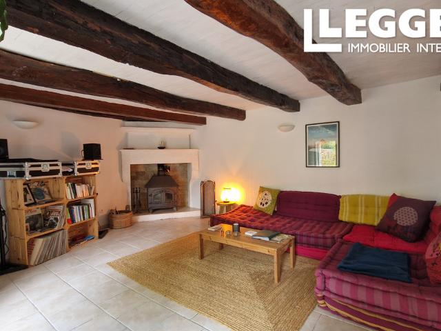 Charmante longère de 120m2, avec dépendances et jardin, située dans un hameau au calme, à 16km d'ANGOULEME