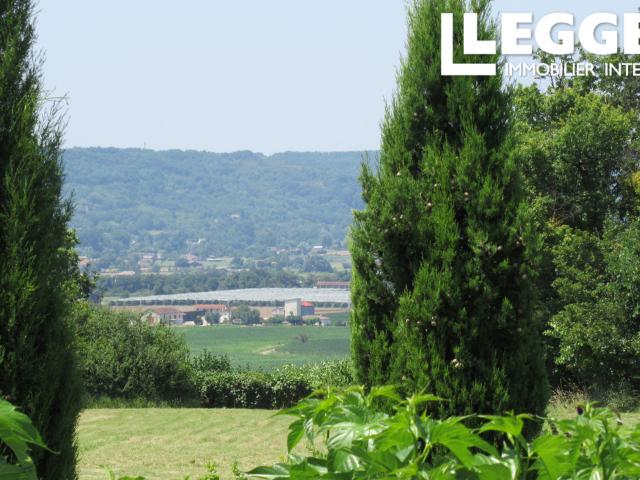 Charmante longère en pierre, caché au bout d' un village, avec piscine, gite et belle pointe de vue
