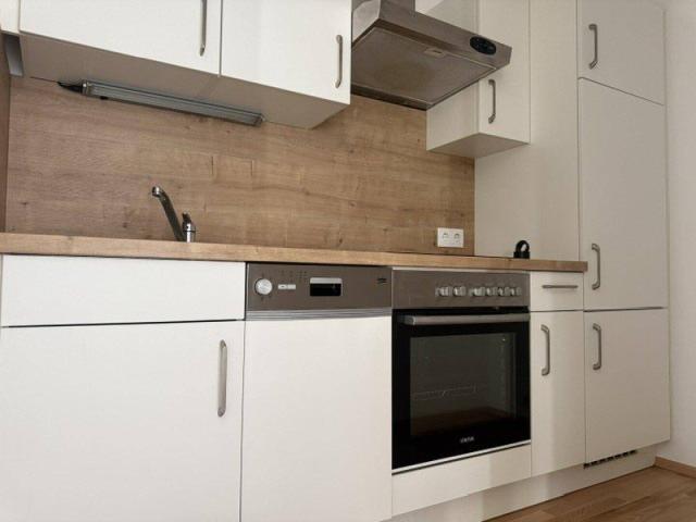 Charmante, lichtdurchflutete Dachgeschoßwohnung: 1 Zimmer, Küchennische, moderne Ausstattung, Parkett, geräumiges Badezimmer schön saniert!