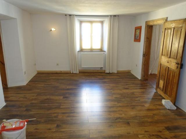 Charmante, liebevoll renovierte 3 Zi. Wohnung im 1. OGs – teilmöbliert & sofort zum Wohlfühlen
