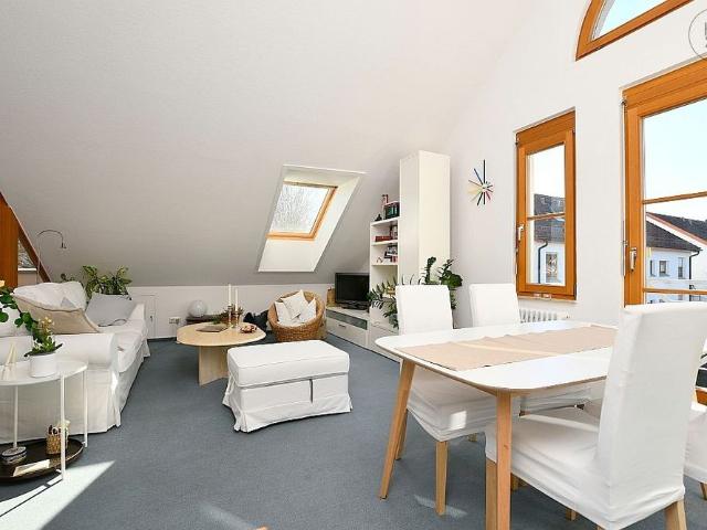 Charmante möblierte DG Wohnung mit Internet und TG Stellplatz in Stuttgart Birkach