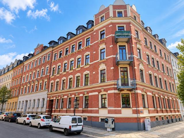 Charmante, modernisierte 2 Zimmer Wohnung im historischen MFH mit Balkon und EBK 6% Rendite