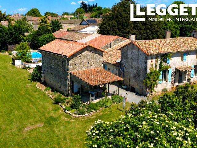 Charmante maiso de caractère de 4 chambres avec superbe gîte, piscine et magnifiques vues sur la campagne