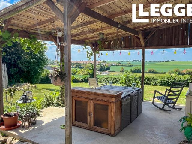 Charmante maiso de caractère de 4 chambres avec superbe gîte, piscine et magnifiques vues sur la campagne