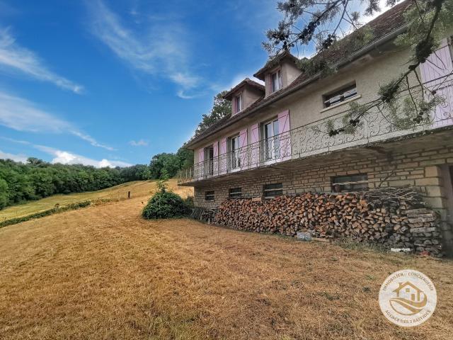 Charmante maison avec 1,87 ha de terrain, dépendances et vue dégagée sur la forêt