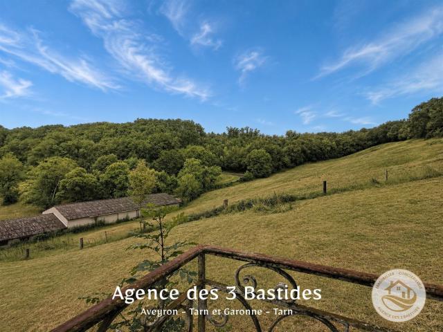 Charmante maison avec 1,89 ha de prairie, dépendances et vue. 195m² Vailhourles