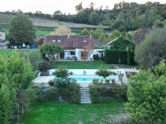 Charmante maison avec 2/3 chambres, grange, grand jardin et piscine