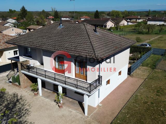 Maison familiale 6 pièces sur terrain de 2 030 m2 avec pisci