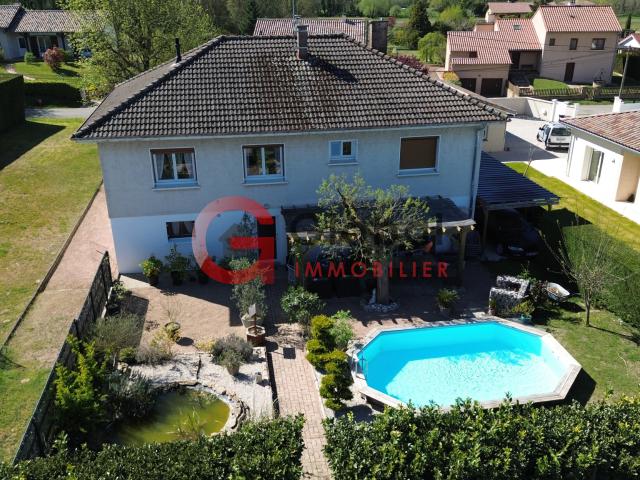 Maison familiale 6 pièces sur terrain de 2 030 m2 avec piscine et jardin