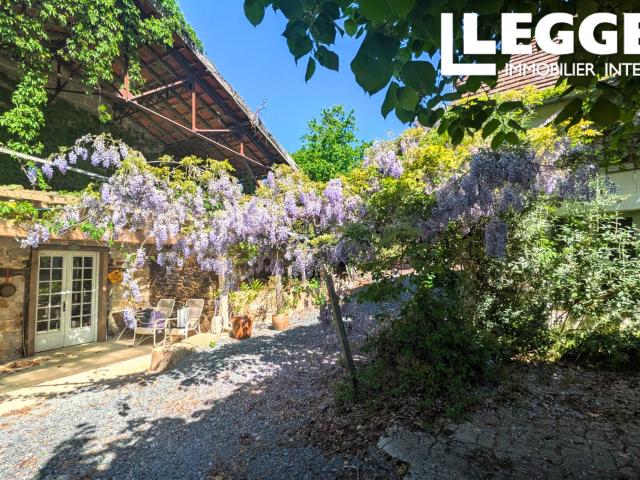 Charmante maison avec studio, piscine, dépendances et terrain près de Coussac Bonneval