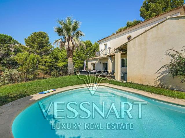 Charmante maison avec piscine et vue mer proche des commodit. 198m² Nice