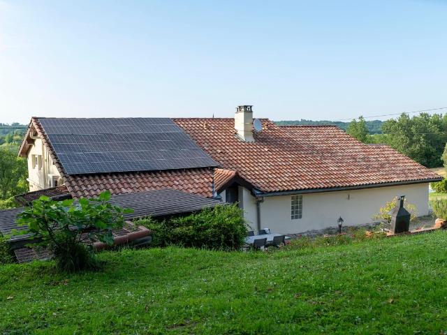 CHARMANTE MAISON AVEC PISCINE ET BELLE VUE