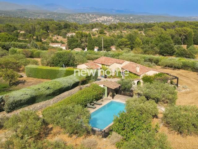 Charmante villa provençale de plain pied avec oliveraie et superbe vue