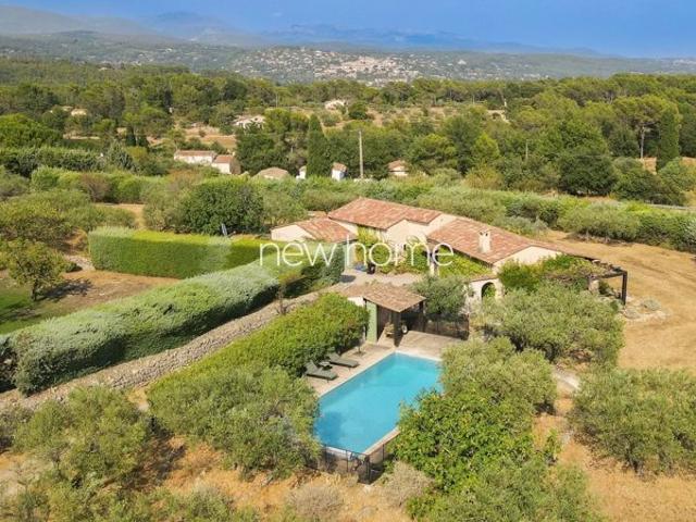 Charmante maison avec vue, oliviers et piscine, à côté d'un château viticole
