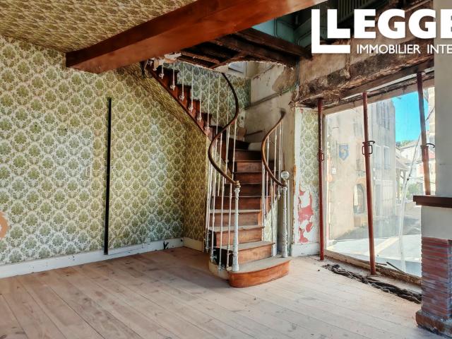 Charmante Maison à Rénover au Cœur d'un Village Médiéval