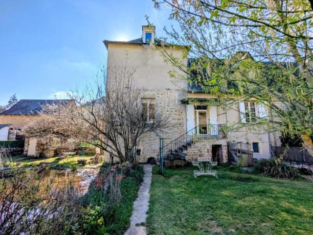 Charmante maison ancienne à Cougousse moins de 20 min de Rodez et à 5 min de Marcillac Vallon