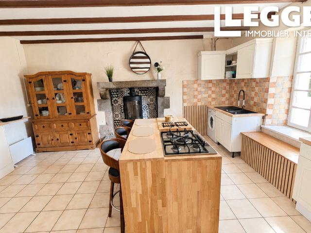 Charmante maison bretonne de 4 chambres avec dépendances, garage et terrain de 2 147 m² à Plésidy