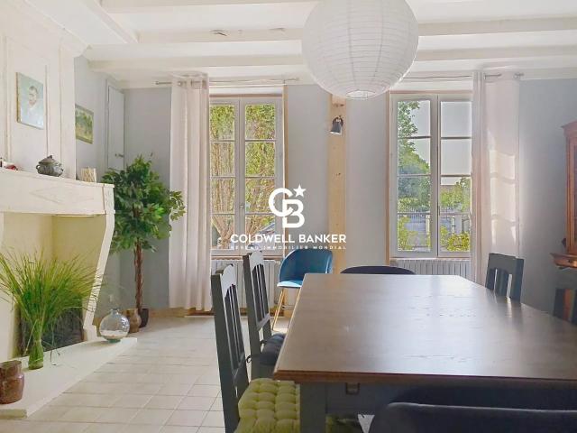 Charmante Maison Charentaise au cœur du village de Colombier. 200m² Colombiers