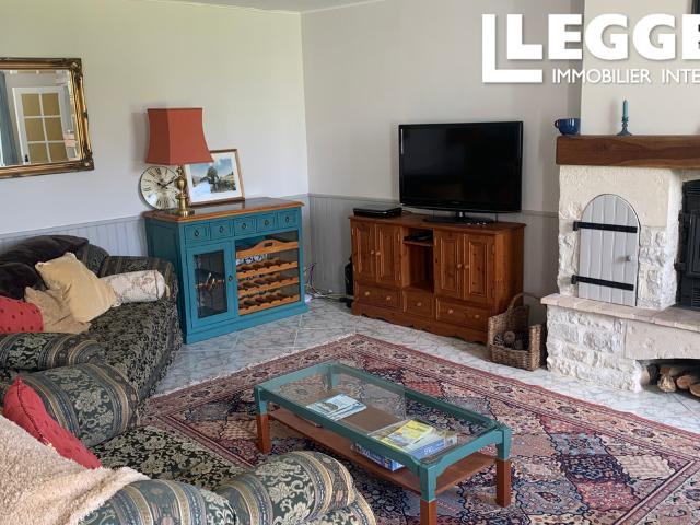 Charmante maison charentaise de 3 chambres avec gîte indépendant, granges et jardin privé