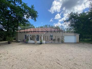Charmante maison contemporaine de plain pied construite en 1987 avec jardin arboré de 1830 m²