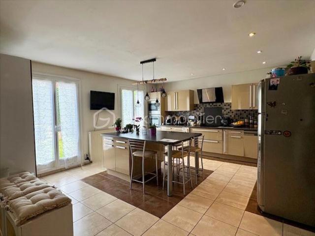 Charmante maison conviviale avec pavillon secondaire. En quête d'un bien combinant résidence principale et rentabilité, cette propriété est faite pour vous !