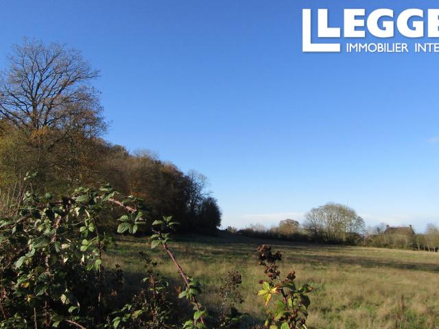 Charmante maison de maître à rénover avec jardin, dépendances et terrain attenant de 2,5 ha. Beau potentiel !