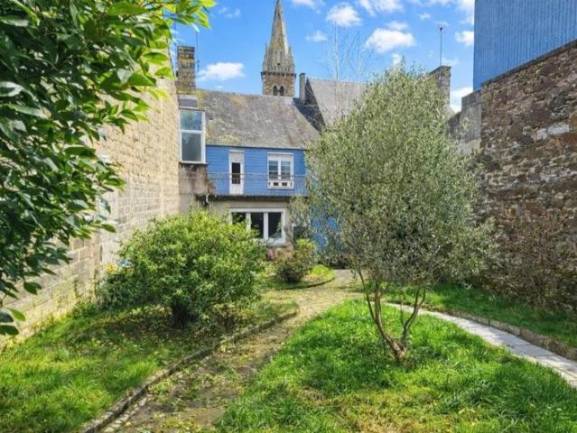 Charmante maison de bourg avec cour, terrasse et jardin privatif