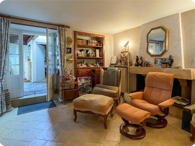 MAISON DE BOURG AVEC GRAND POTENTIEL