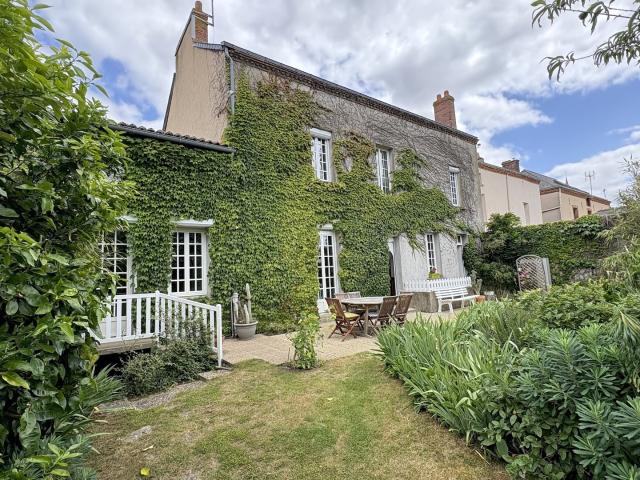 Maison Bourgeoise à vendre sur Jallais Entre Cholet et Chemillé Frais d'Agence Réduits !
