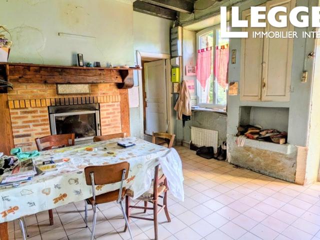 Charmante maison de campagne à rénover avec grange, hangar et terrain près de Saint Germain les Belles