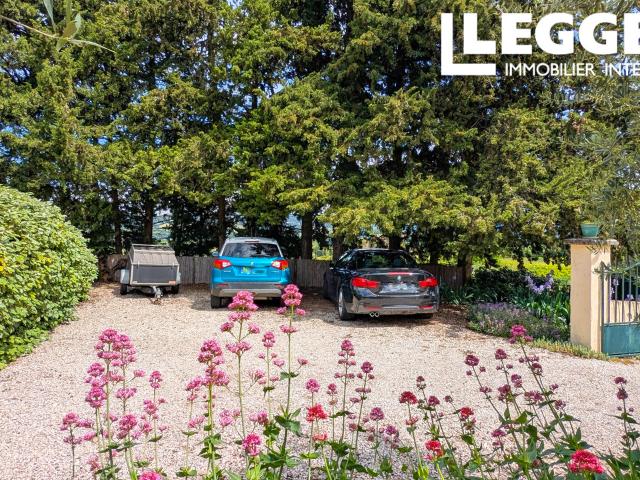 Chaleureuse résidence secondaire avec maison de vacances attenante, à la campagne proche village provençale