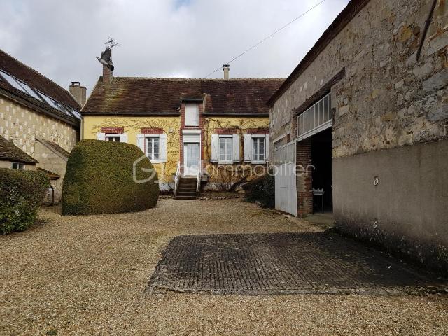 Charmante maison de caractère avec dépendances, cave, cour et jardin – fort potentiel !